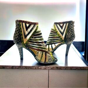 Annie Shoes l Snakeskin Design, Mesh accent l 4” Stiletto Heel l 6M l Like New!
